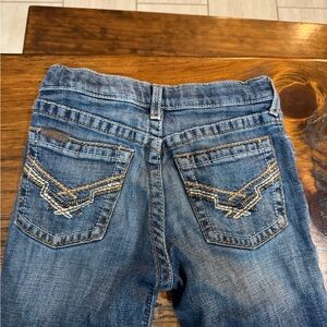 Ariat Blue Jeans with Medium Wash and Decorative Stitching